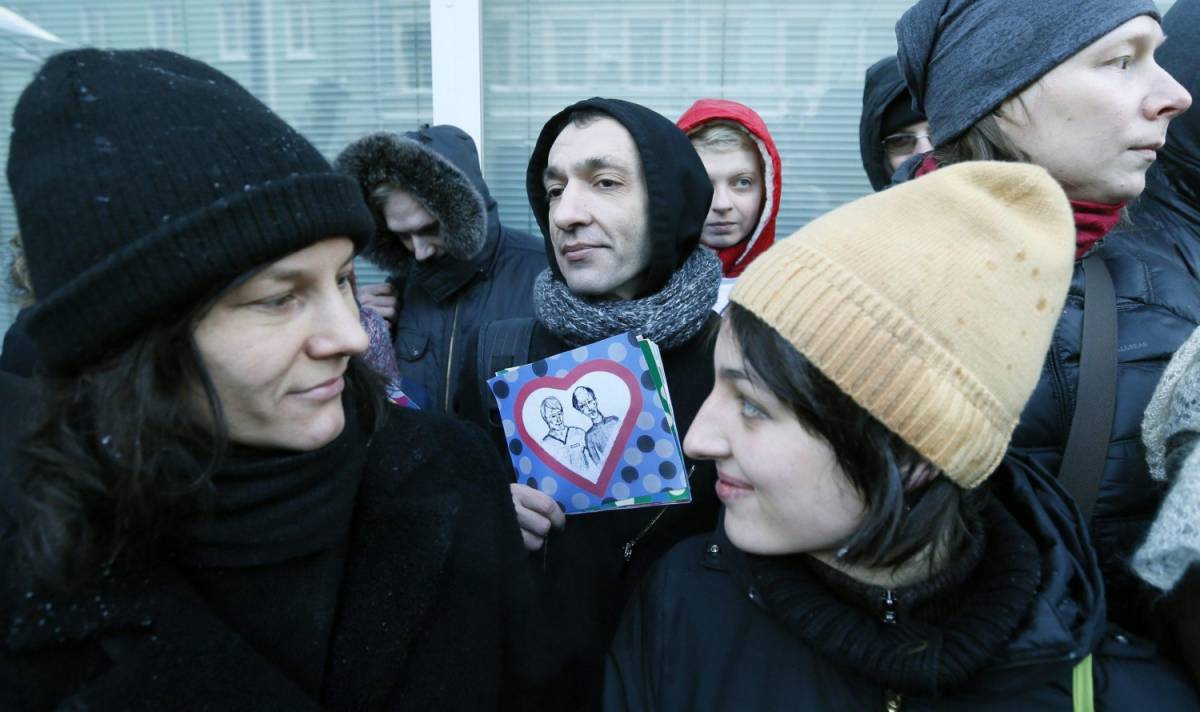 Attivisti per i diritti gay protestano davanti alla Duma