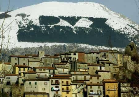 Brucia monte Giano: addio alla scritta "Dux" in onore di Mussolini