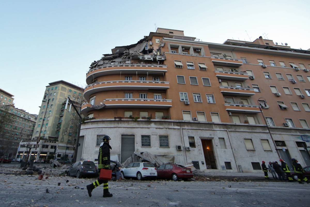 Roma, crolla palazzo sul Lungotevere: tragedia sfiorata