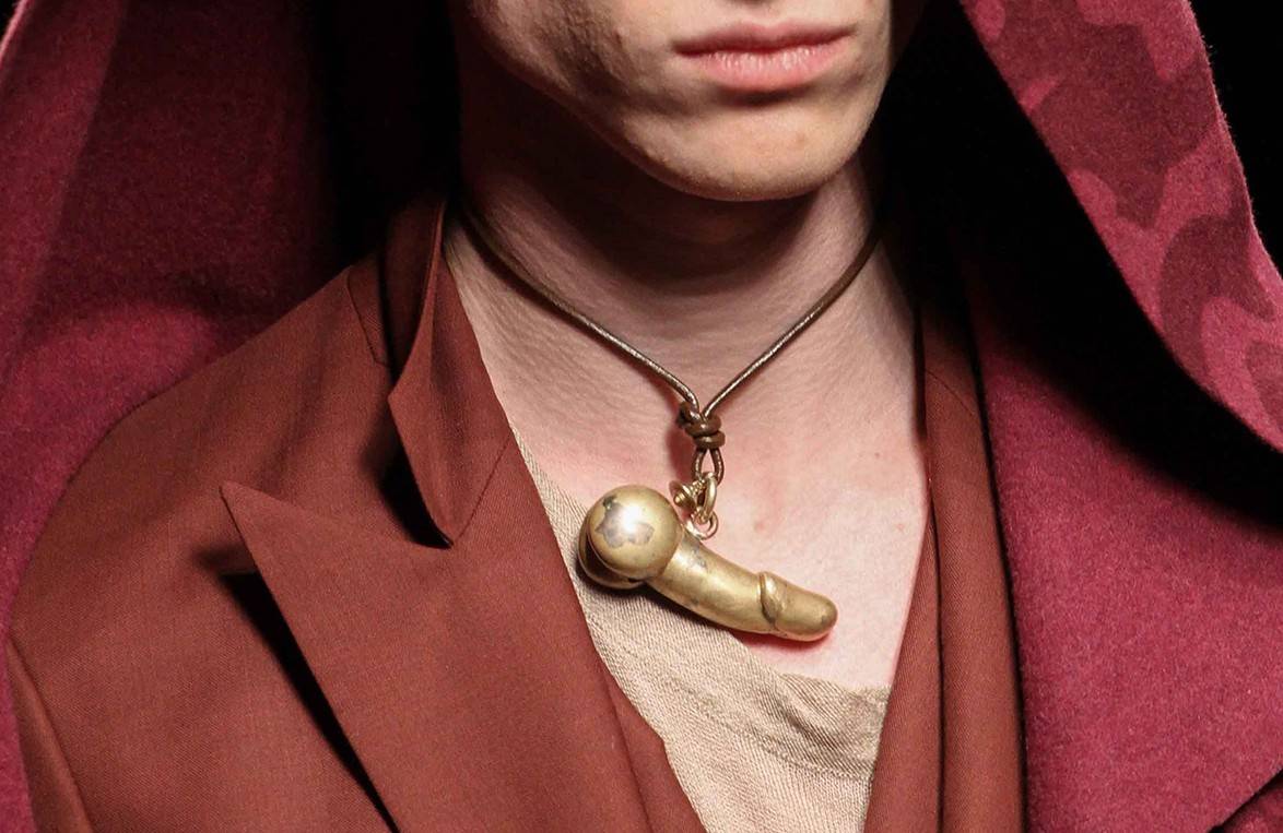 Vivienne Westwood presenta le collane per uomo con il ciondolo a forma di pene