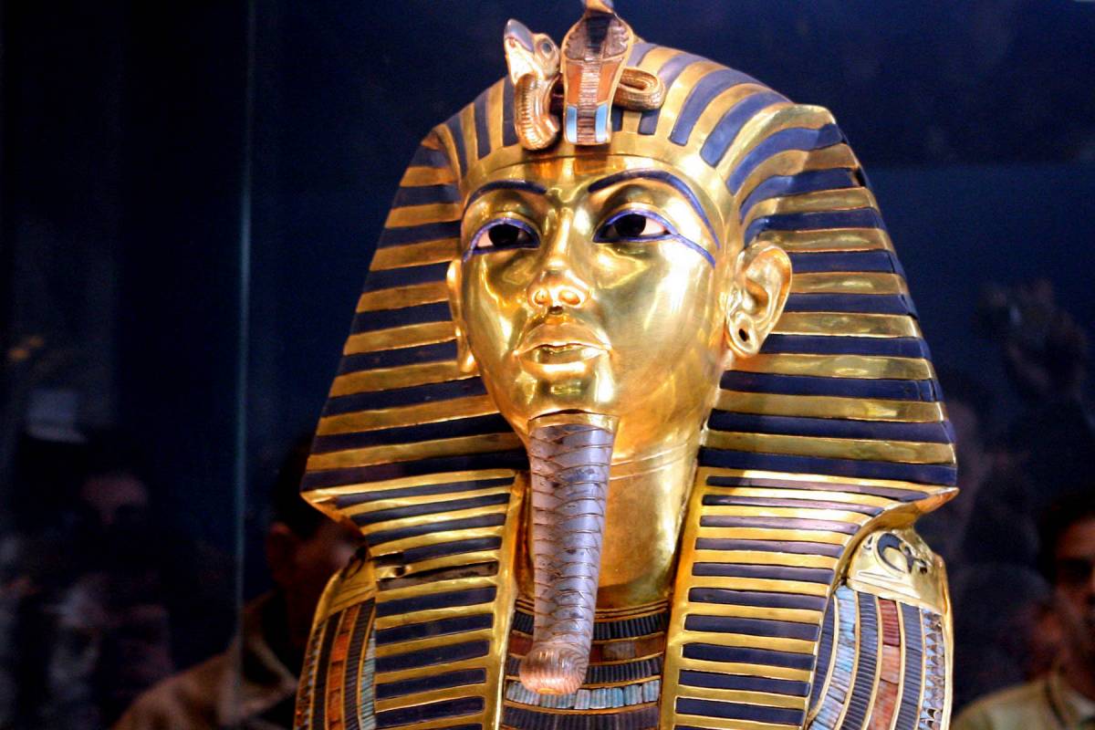 Processo per i dipendenti che usarono la colla per riattaccare la maschera di Tutankhamon
