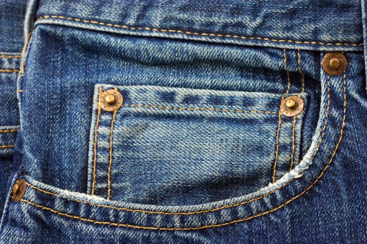 A cosa servono i bottoncini in rame sui jeans? Svelata la verità