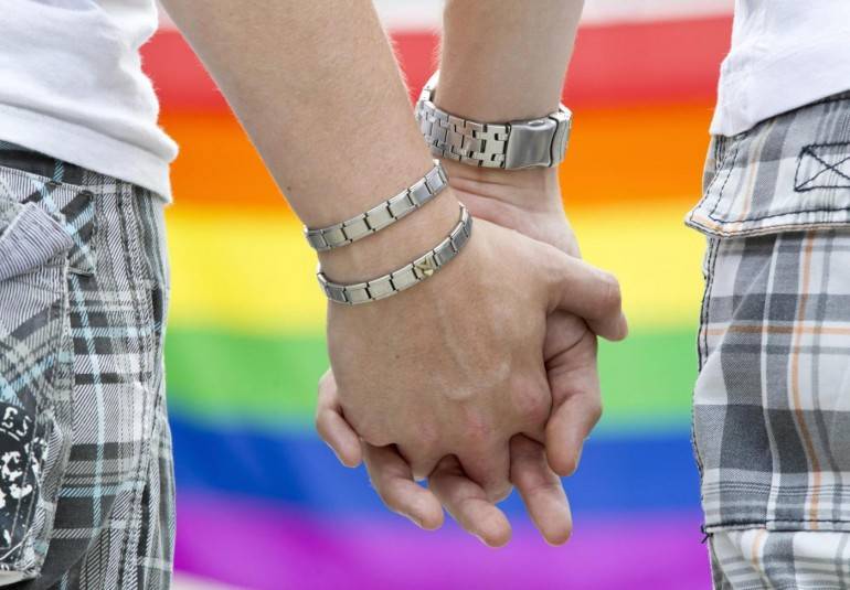 Torino, l'arcivescovo sospende il ritiro per le coppie omosessuali