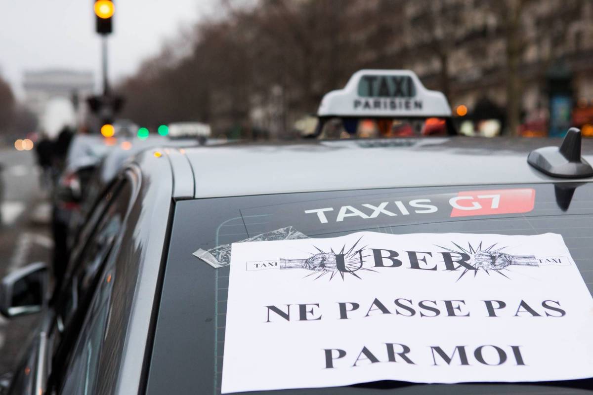 Francia, Uber condannata a pagare 1,2 milioni ai tassisti