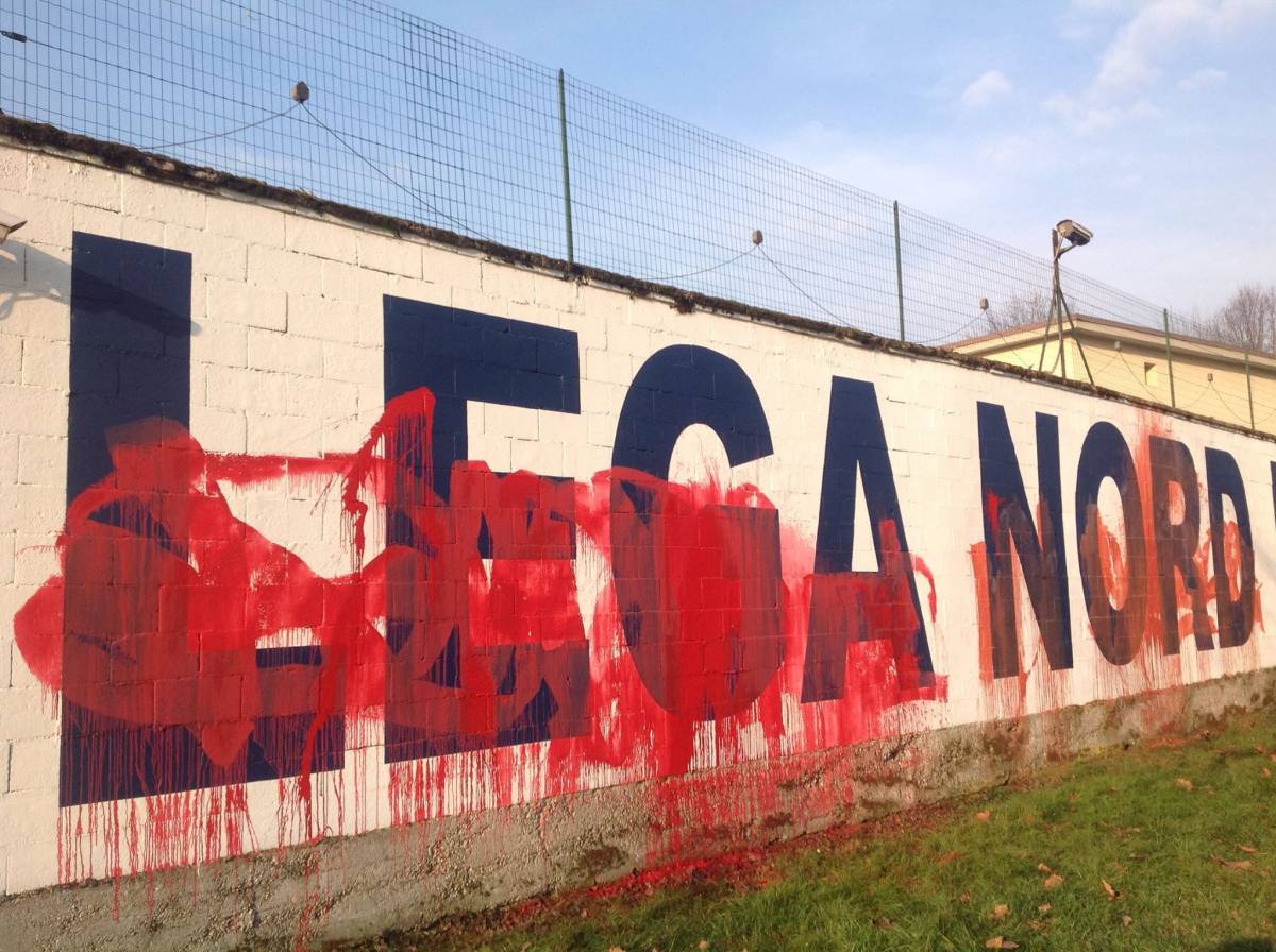 Milano, sede Lega Nord imbrattata. Salvini: "Compagni fate pena"