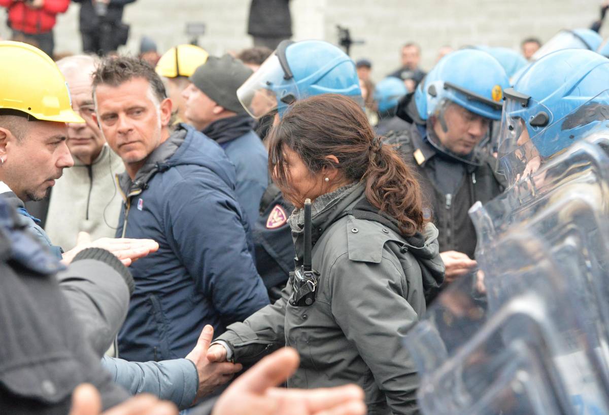 Genova, la poliziotta si toglie il casco davanti ai manifestanti