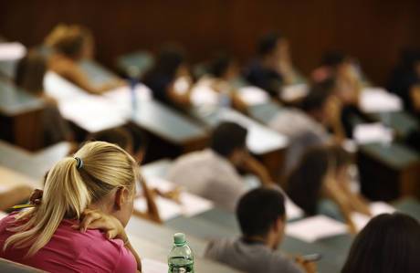 Bologna, l'accusa delle studentesse: "Sesso per un buon voto all'esame"