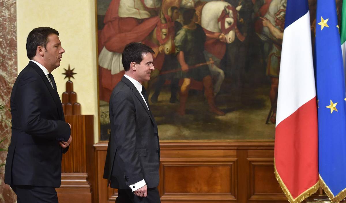 Valls prende in giro Renzi: che combinate con le statue?
