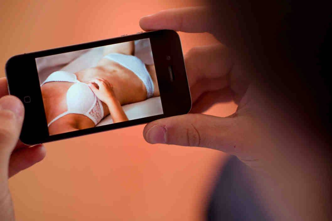 Il governo britannico vuole mettere al bando il sexting