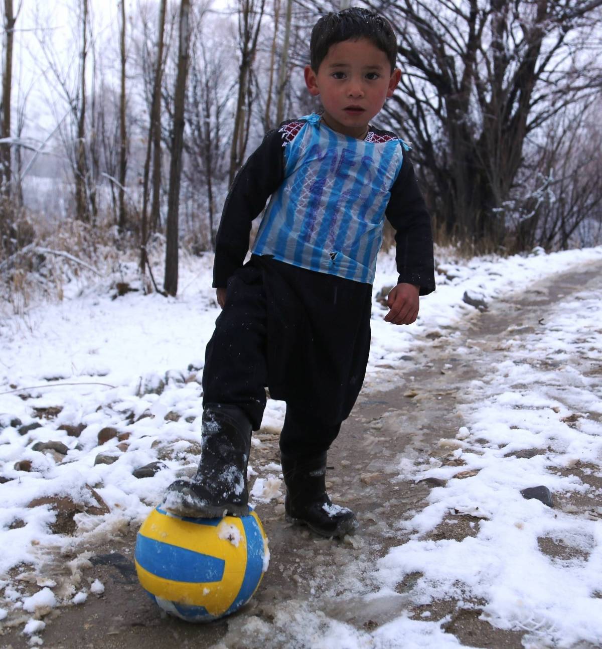 Il piccolo Murtaza con la maglia improvvisata di Messi