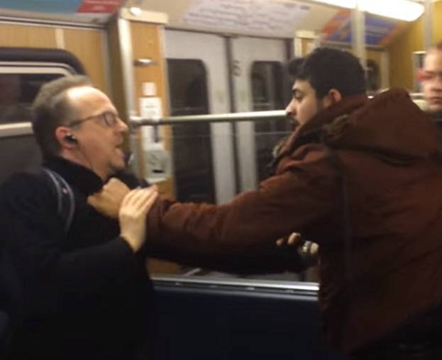Rissa in metropolitana, immigrati molestano una ragazza e attaccano due pensionati