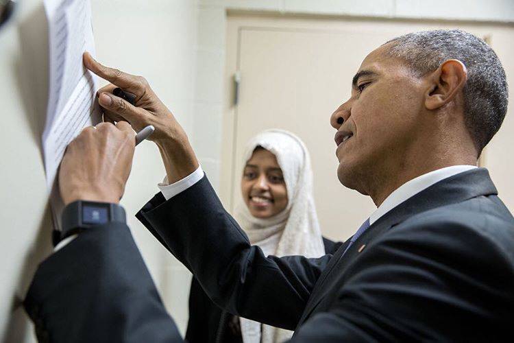 Obama tende la mano all'islam. Trump: "A suo agio in moschea"