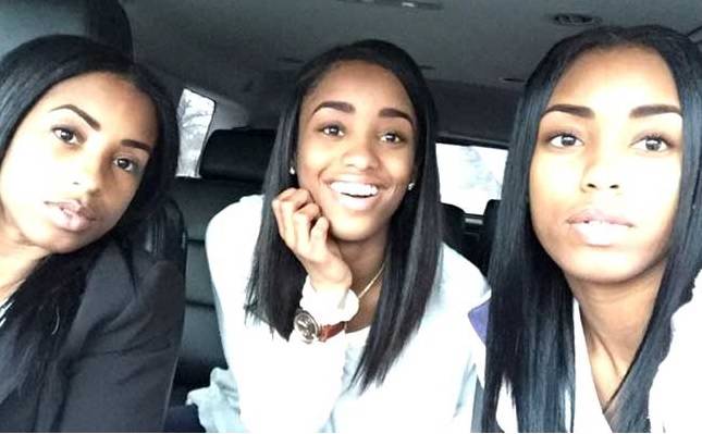 Il selfie della mamma con le due figlie gemelle. Chi è la madre?