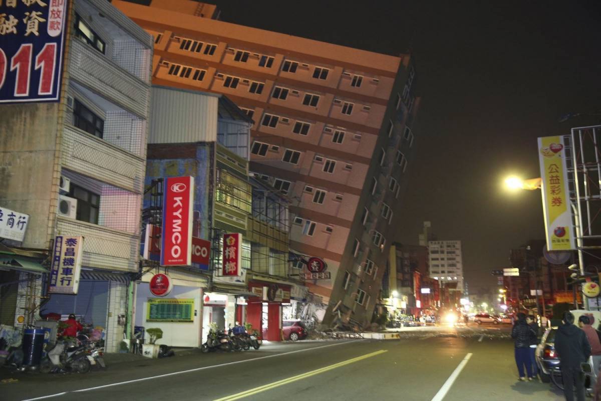 Terremoto a Taiwan, crollano alcuni palazzi
