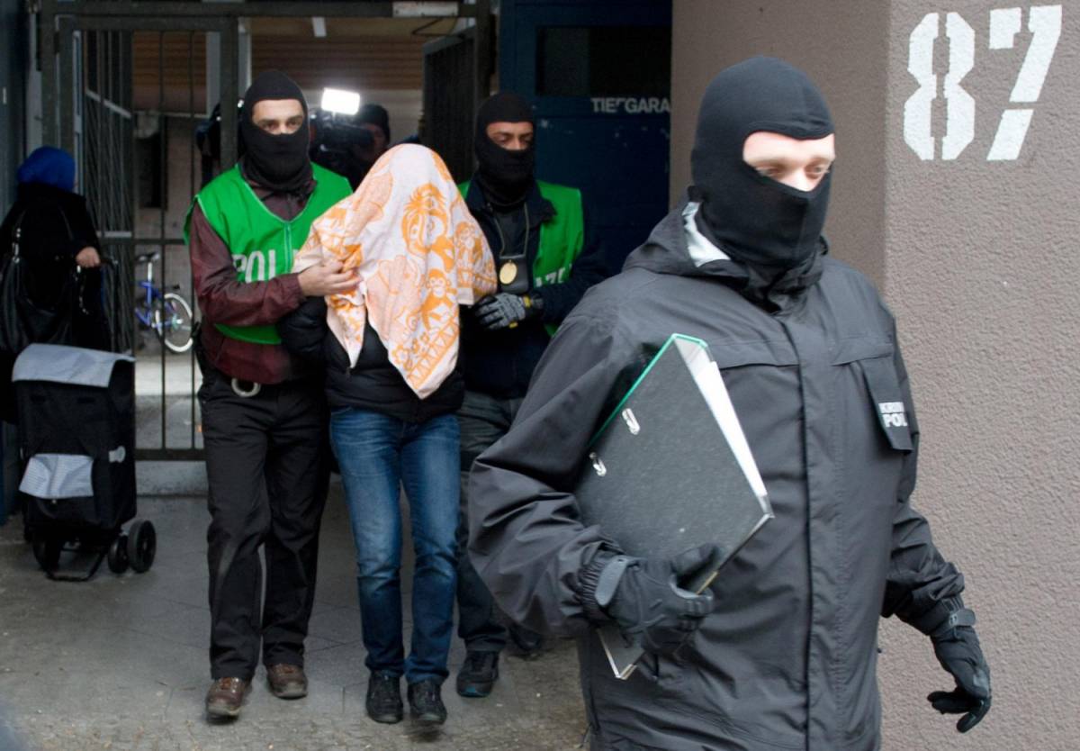 Uno degli arresti durante il blitz anti-terrorismo di giovedì in diverse località della Germania