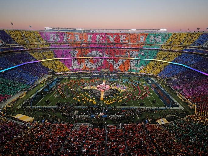 Le mani del movimento lgbt tingono d'arcobaleno il Super Bowl
