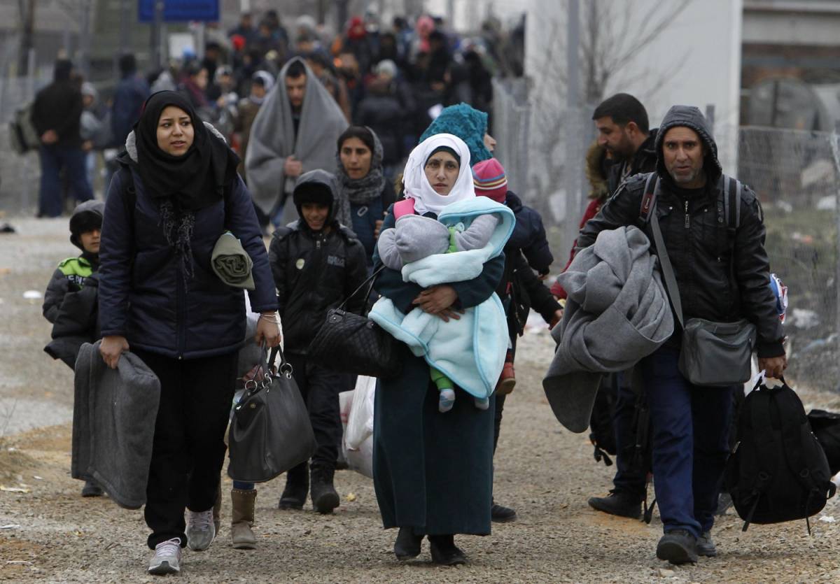 Pisapia spende 5mila euro al mese per far passeggiare i profughi