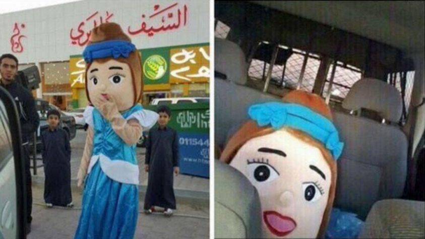 Arabia Saudita, bambola gigante "arrestata"