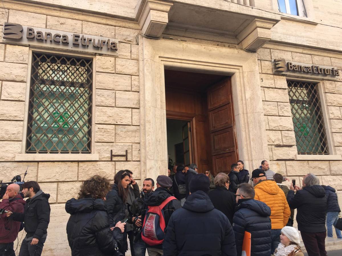 Etruria, protesta a casa Renzi: «Ladri»