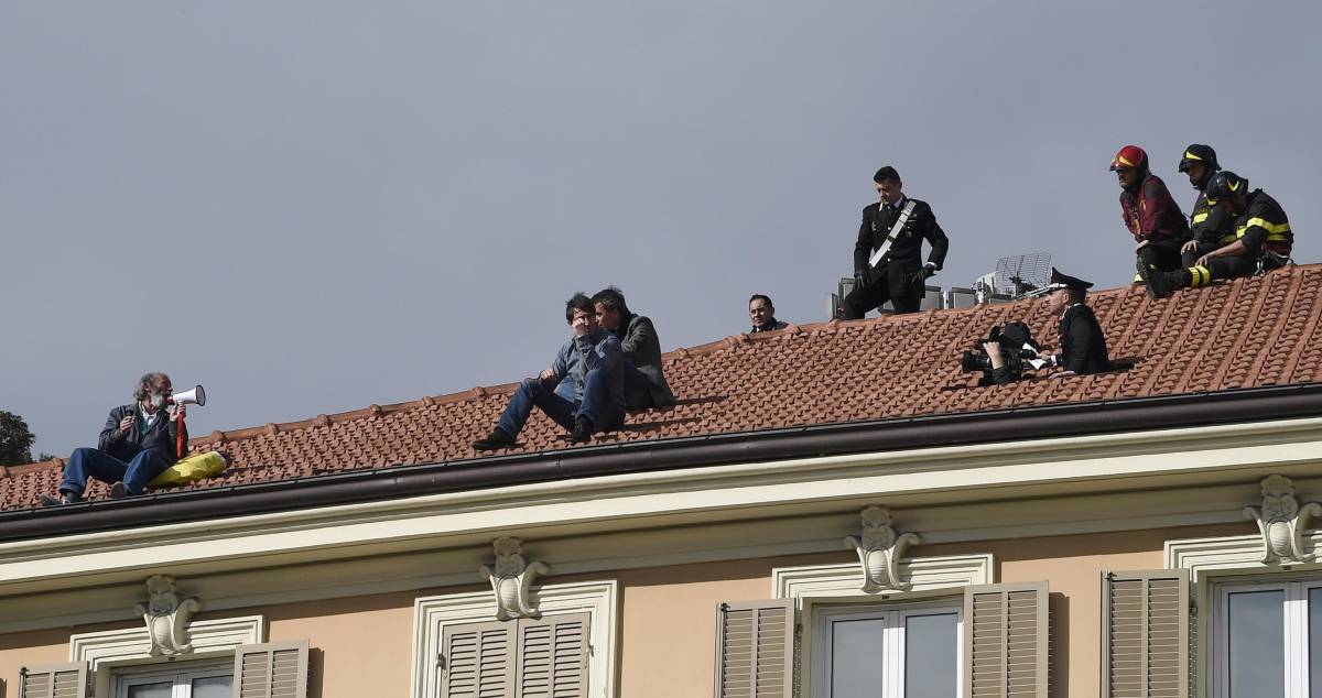 Sanremo, minaccia di buttarsi da un tetto vicino l'Ariston