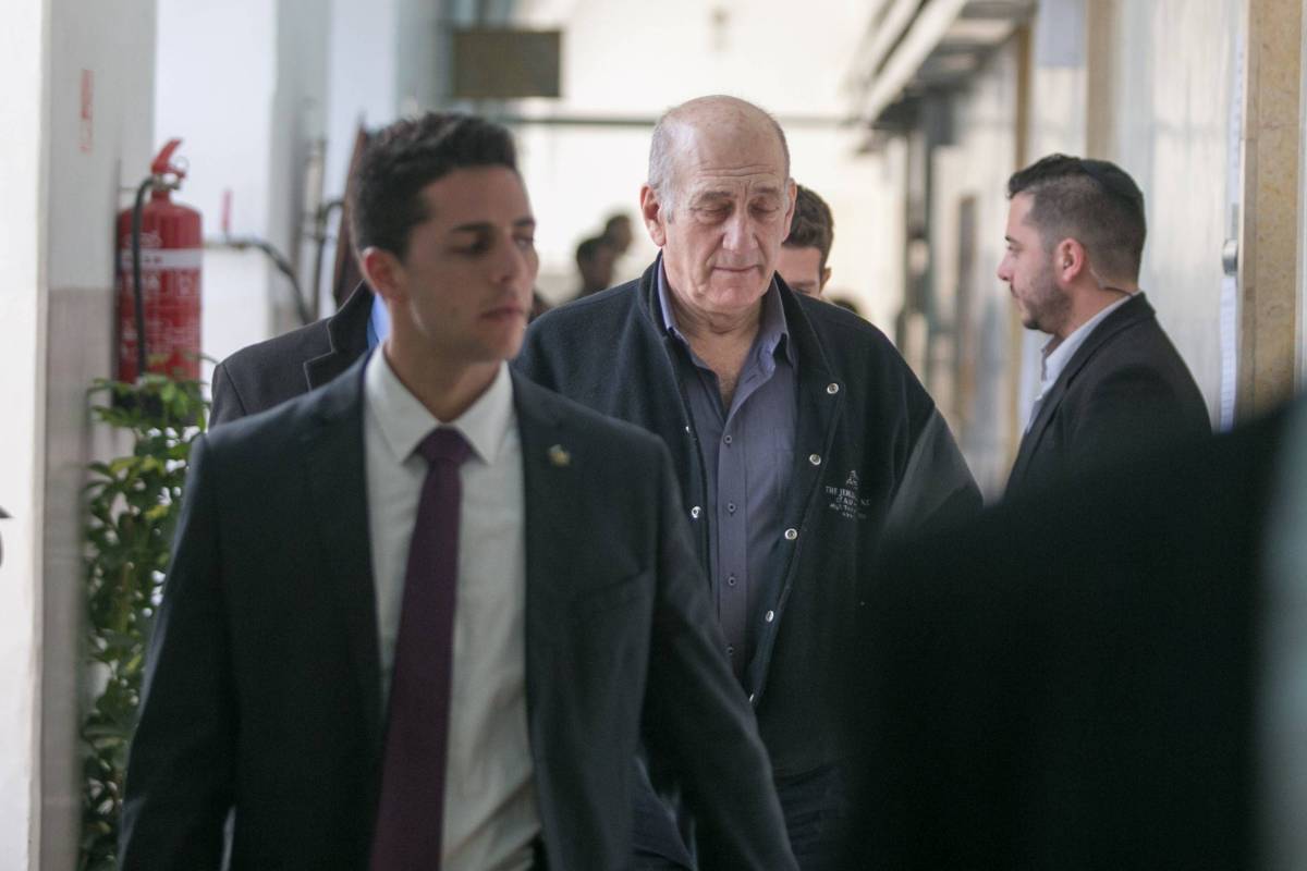 Israele, ex premier Olmert entra in carcere. Deve scontare 19 mesi