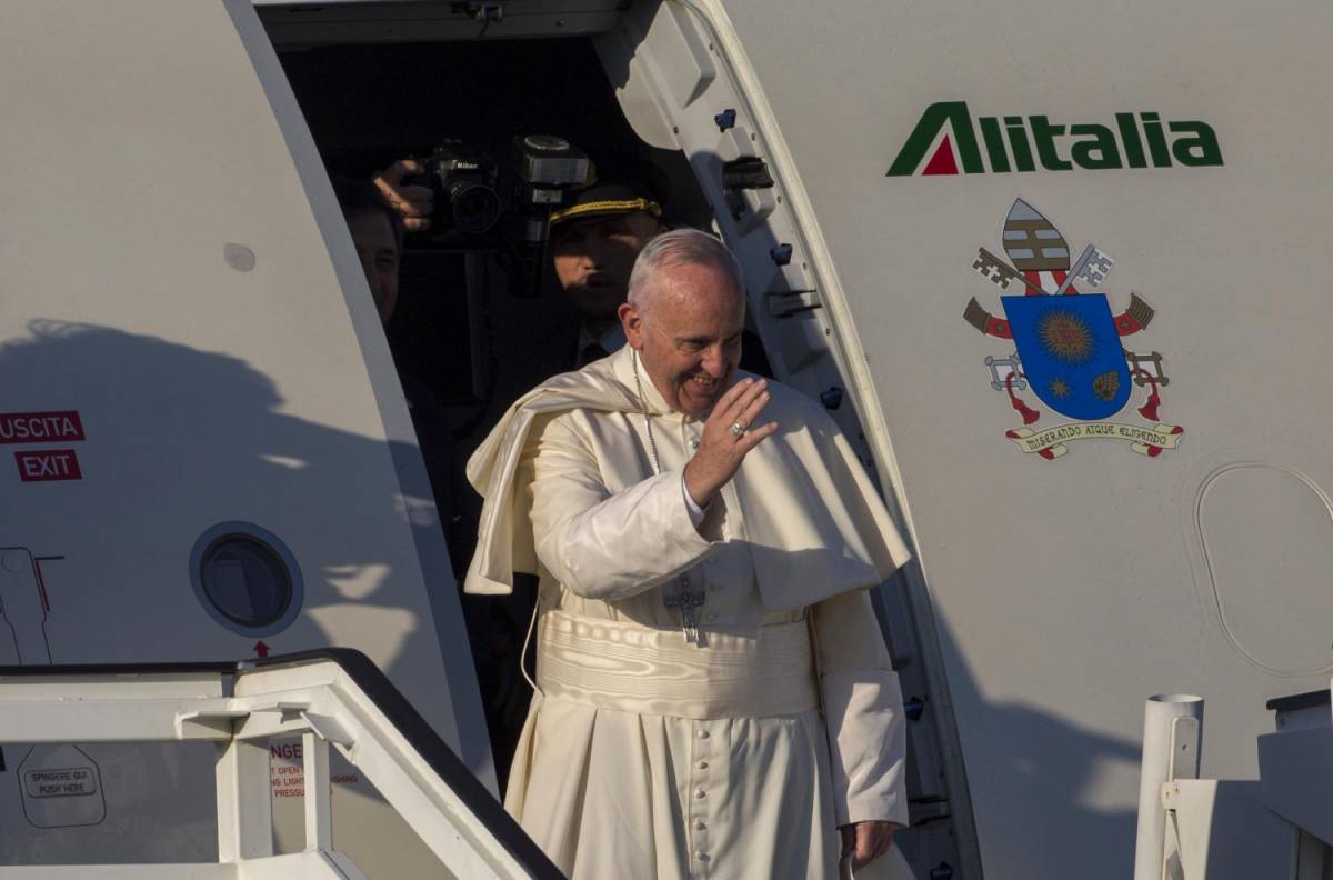 "Attacco" laser al Papa durante l'atterraggio