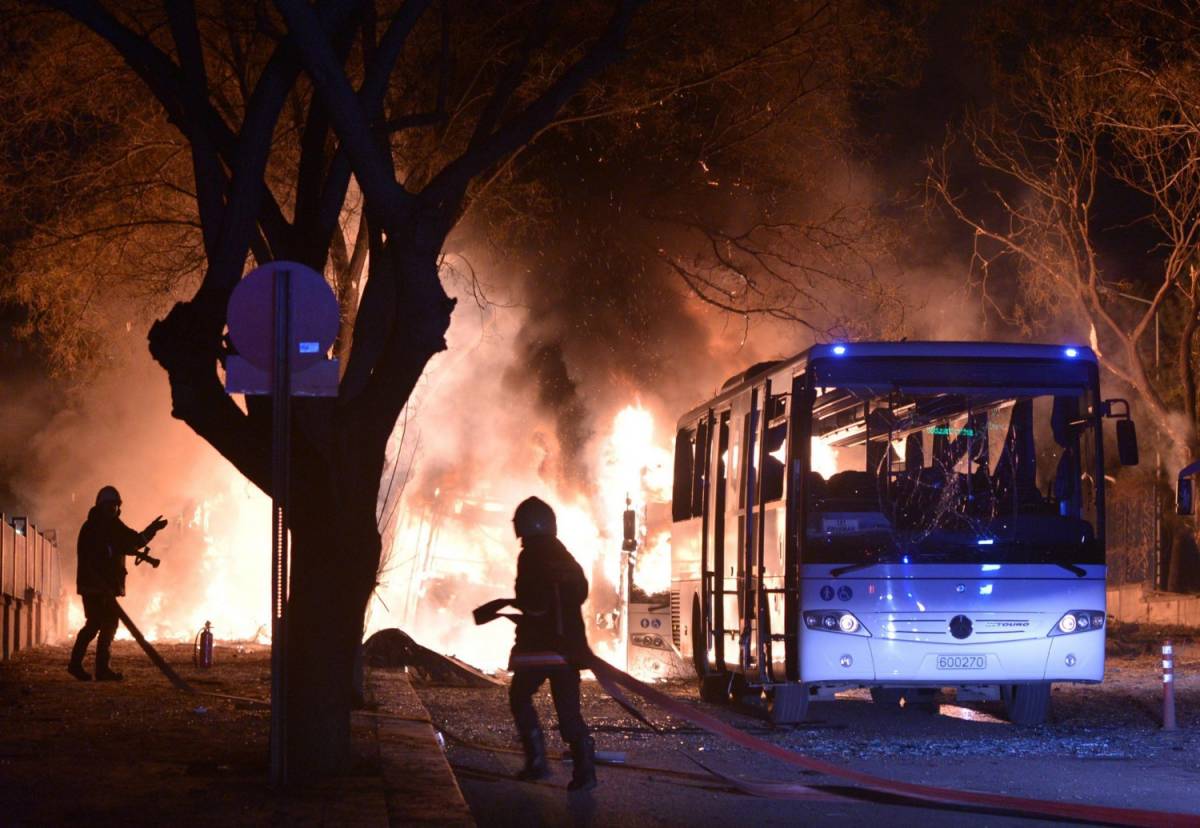 Un autobus colpito da un attentato ad Ankara