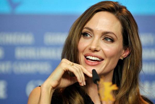 Angelina Jolie "lascia" il cinema e si butta nel mondo universitario