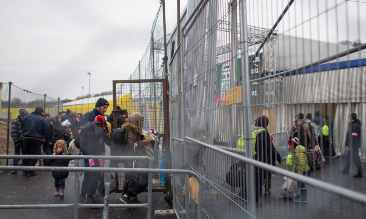 La Commissione Ue a Vienna: "Il tetto ai profughi è illegale"