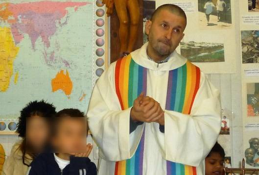 Il prete arcobaleno sfida la curia fiorentina:"Lavanda dei piedi a rom e gay"