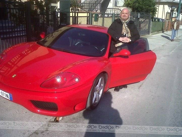 Ecco chi è l'uomo in Ferrari che fa i milioni con i profughi