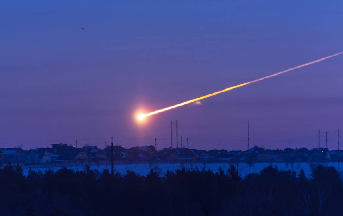 Asteroide esplode sopra l'Atlantico, ma la Nasa non lo rileva