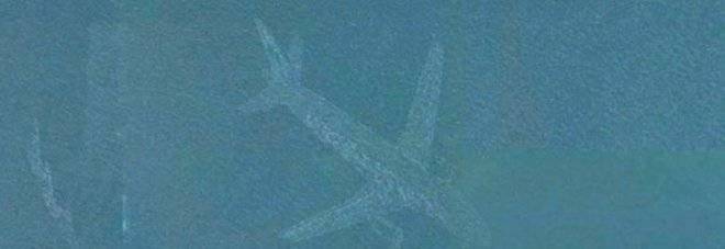 La foto dell'aereo nel lago che fa il giro del web