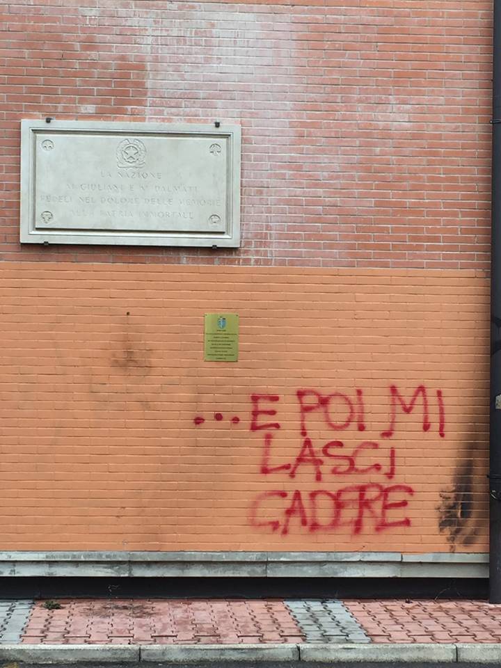Bologna, sfregio alle vittime delle foibe: corone bruciate e scritte sul monumento