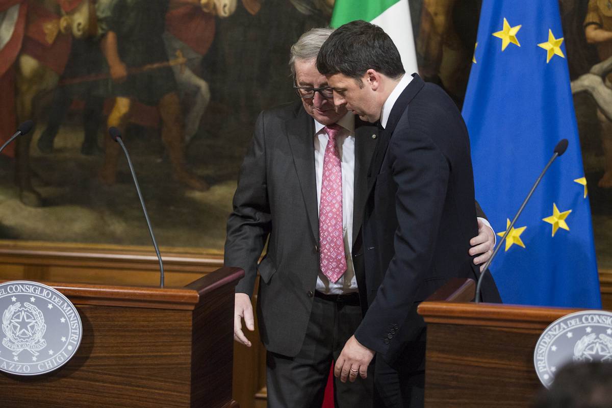 Referendum, assist di Juncker a Renzi: "Scandaloso lasciar sola l'Italia"