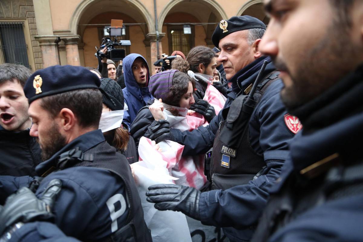 A Bologna scontri tra polizia e collettivi
