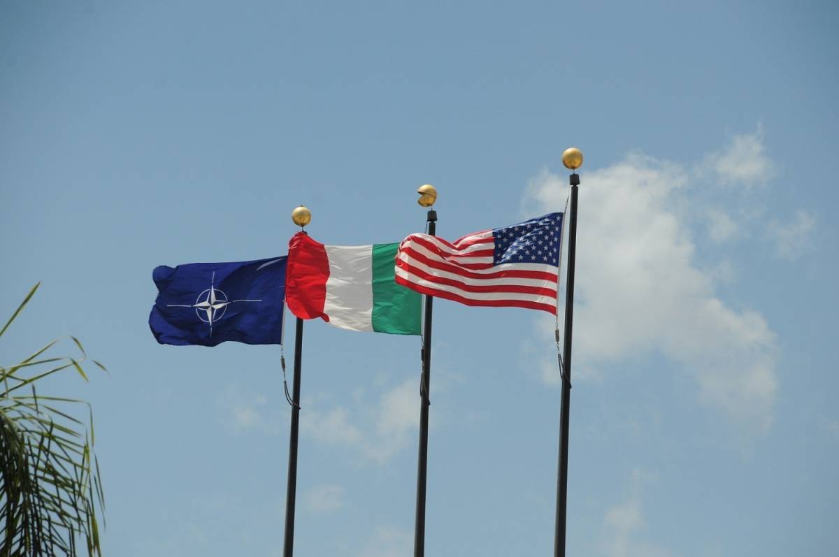 Le bandiere della Nato, dell'Italia e degli Stati Uniti d'America nella base di Sigonella