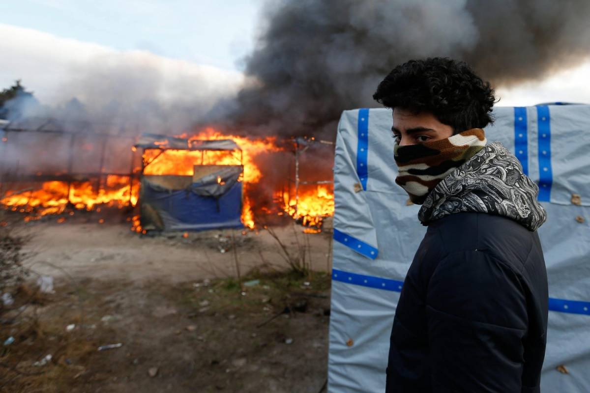Tra ruspe e assalti esplode l'Europa invasa dai profughi