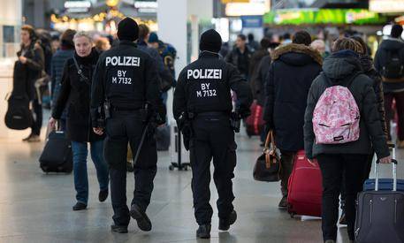 Germania, ragazzina islamista di 15 anni accoltella un poliziotto
