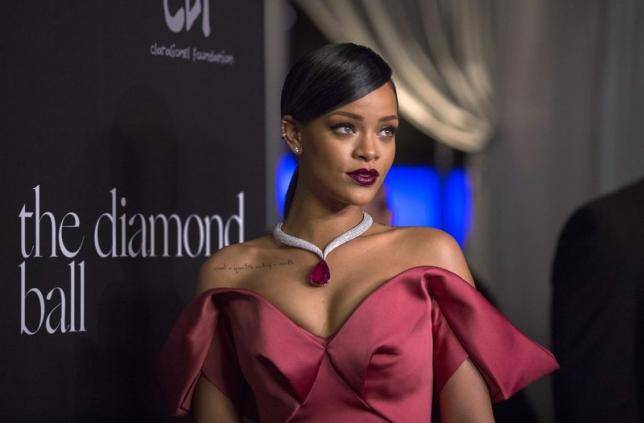 Rihanna: topless "sfiorato" su Vogue per la collezione di Manolo Blahnik