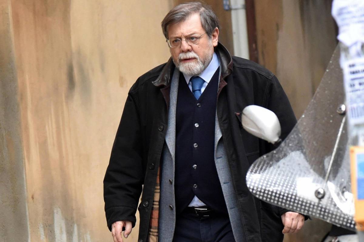 Il professor Angelo Panebianco esce dall'ingresso principale della Procura di Bologna