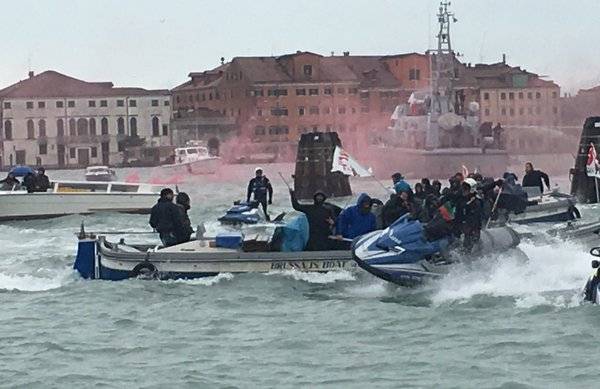 A Venezia rispuntano i No Tav: scontri in acqua con la polizia