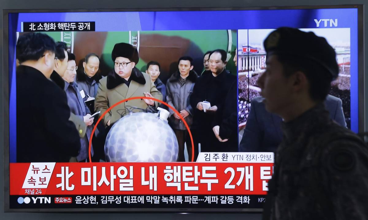 Kim Jong Un si fa fotografare con una mini bomba atomica