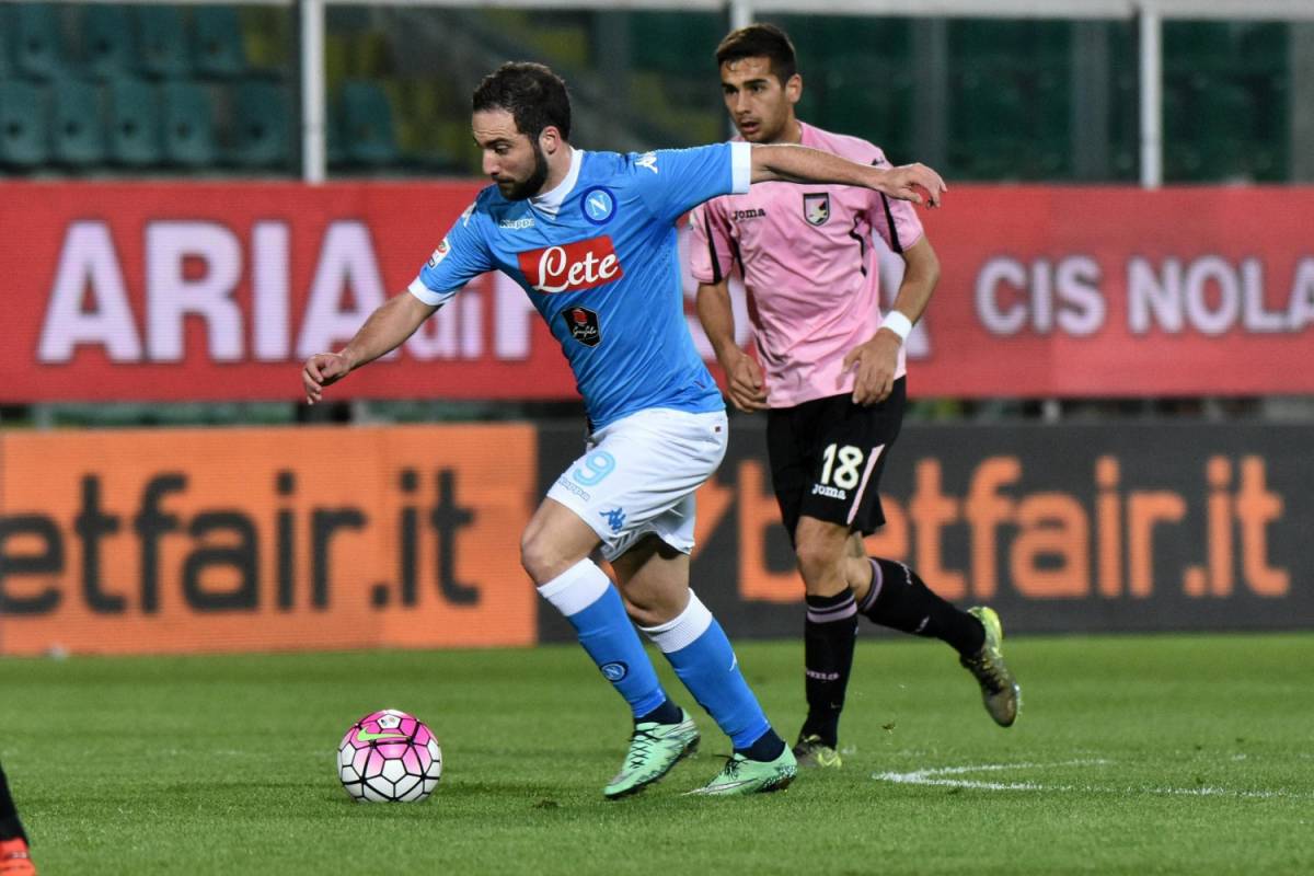 Il Napoli vince a Palermo e torna a -3 dalla Juventus