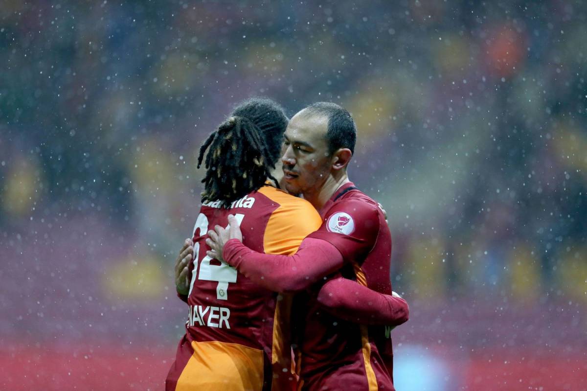 Umut Bulut (d) e Jason Denayer (s) in campo con il Galatasaray