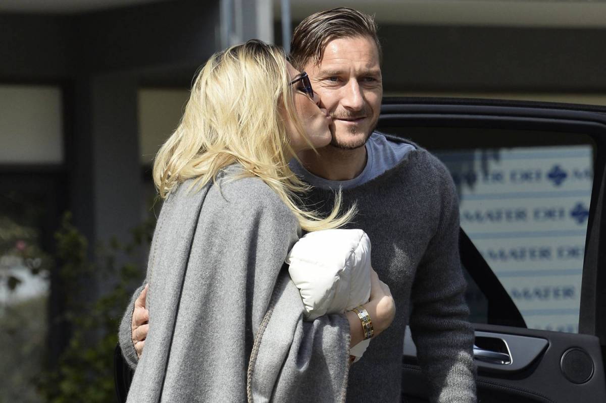 Francesco Totti e Ilary Blasi lasciano la clinica con la piccola Isabel