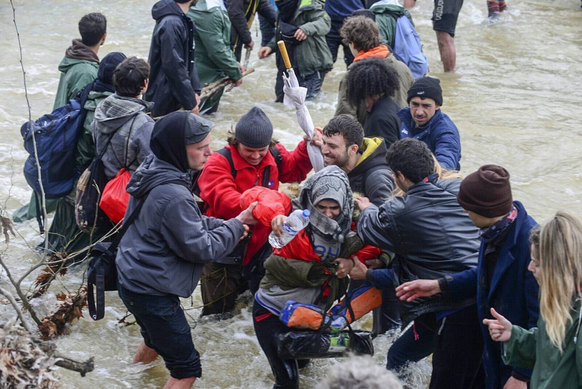 Centinaia di migranti tentano di entrare in Macedonia: in tre muoiono annegati