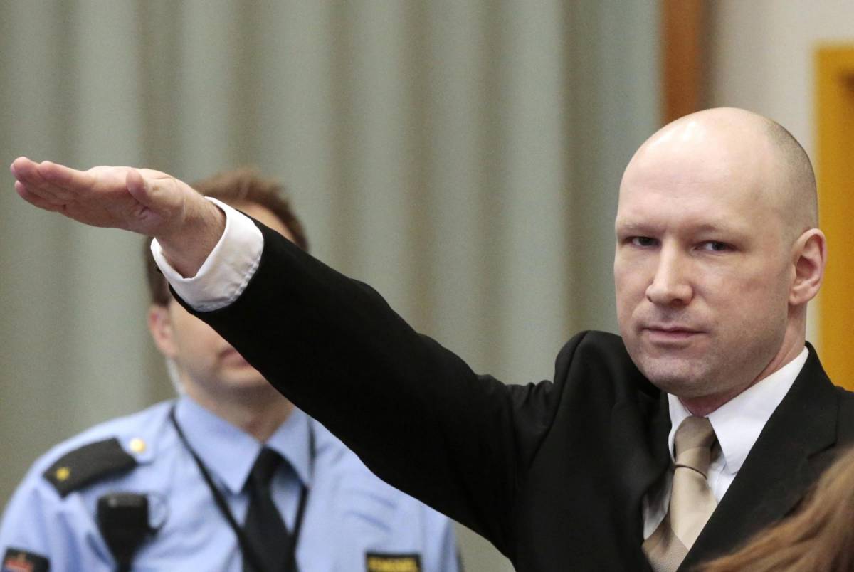 Norvegia, Breivik torna in tribunale e fa il saluto nazista