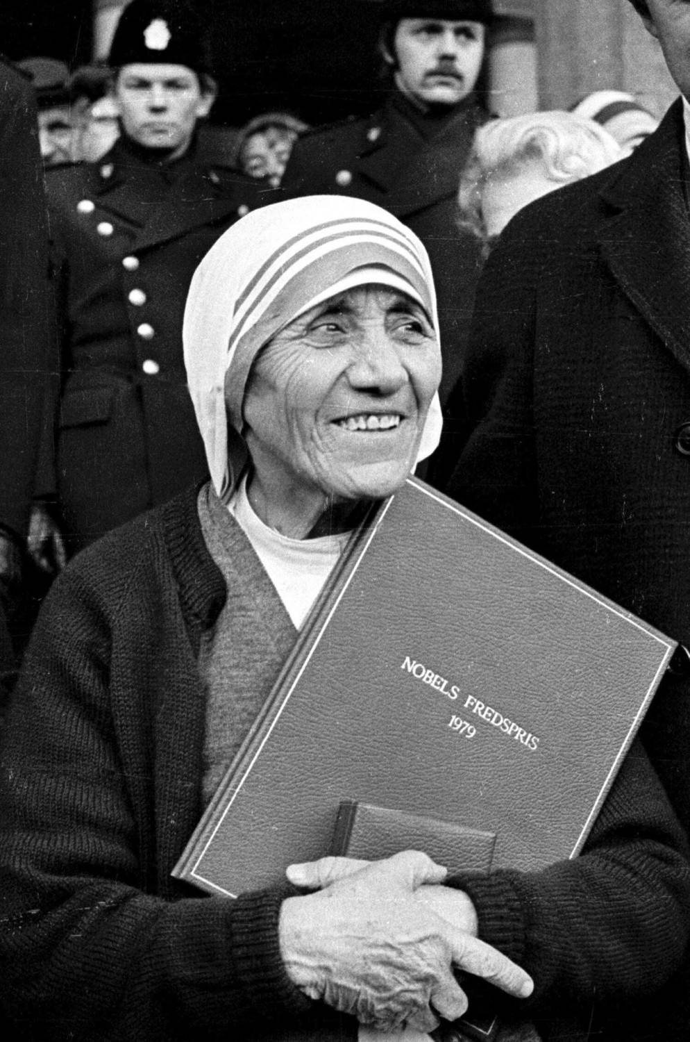 Madre Teresa di Calcutta posa per una foto dopo aver ricevuto il Premio Nobel per la Pace