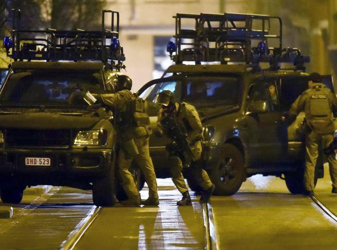 Blitz per gli attentati di Parigi: sparatoria e 4 poliziotti feriti a Bruxelles